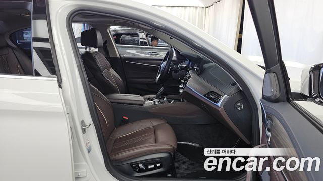 BMW 5-Series 2021 — photo 17