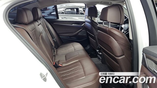 BMW 5-Series 2021 — photo 18