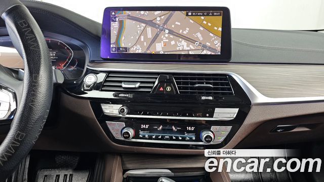 BMW 5-Series 2021 — photo 20