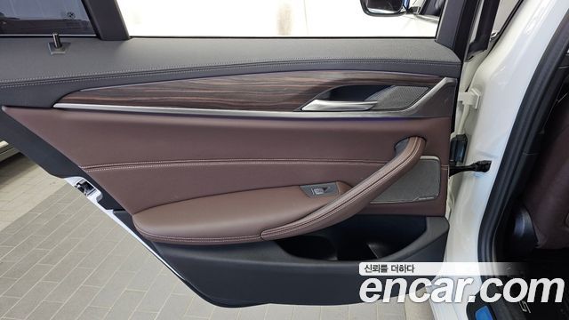 BMW 5-Series 2021 — photo 15
