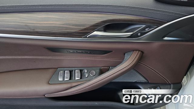 BMW 5-Series 2021 — photo 28