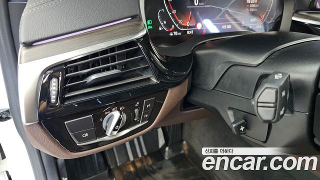 BMW 5-Series 2021 — photo 33