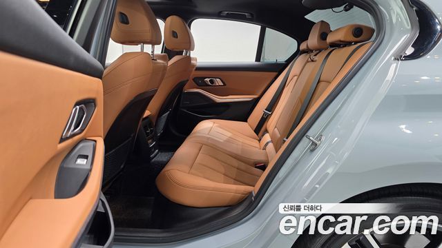 BMW 3-Series 2023 — photo 18