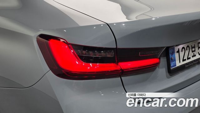 BMW 3-Series 2023 — photo 9