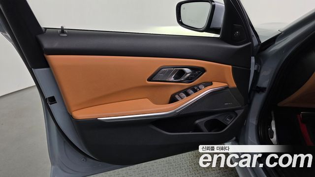 BMW 3-Series 2023 — photo 14