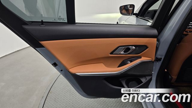 BMW 3-Series 2023 — photo 15