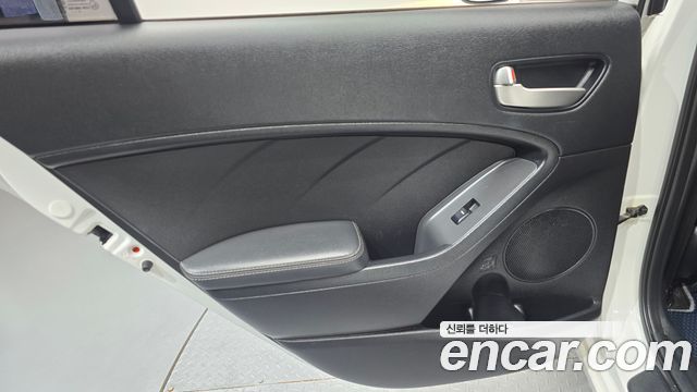 Kia K3 2016 — photo 15