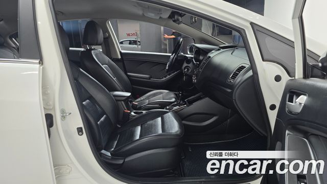 Kia K3 2016 — photo 16