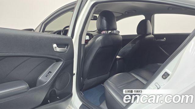 Kia K3 2016 — photo 32
