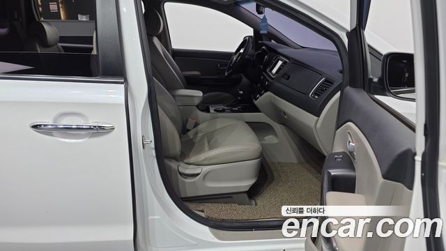 Kia Canival 2019 — photo 16