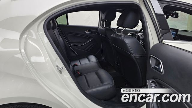 Mercedes-Benz A-Class 2017 — photo 12