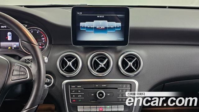 Mercedes-Benz A-Class 2017 — photo 14