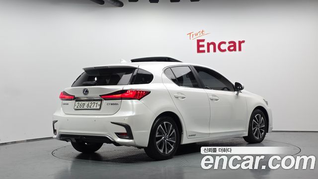 Lexus CT200h 2018 — photo 2