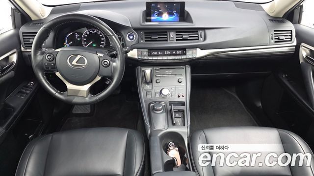 Lexus CT200h 2018 — photo 10