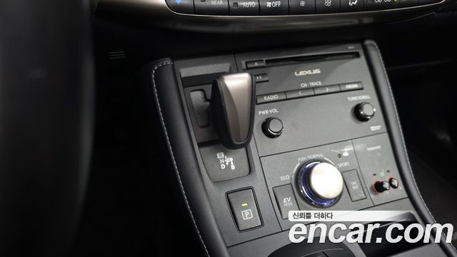 Lexus CT200h 2018 — photo 12