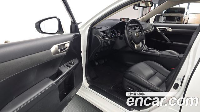 Lexus CT200h 2018 — photo 13