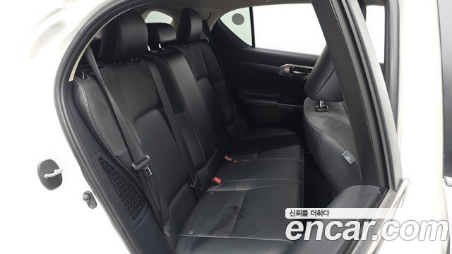 Lexus CT200h 2018 — photo 17