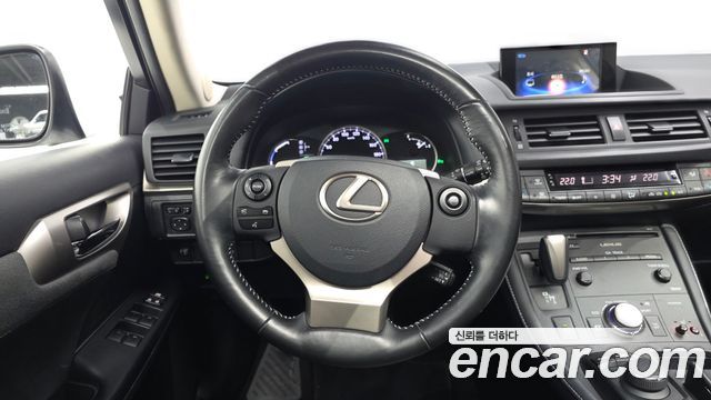 Lexus CT200h 2018 — photo 18