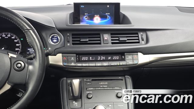 Lexus CT200h 2018 — photo 19