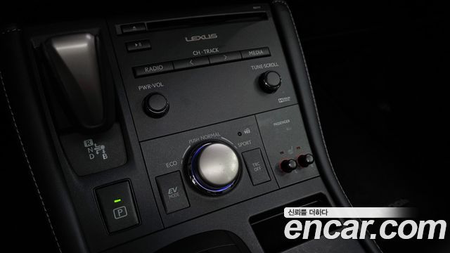 Lexus CT200h 2018 — photo 22