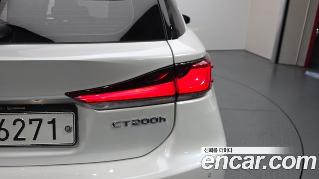 Lexus CT200h 2018 — photo 9