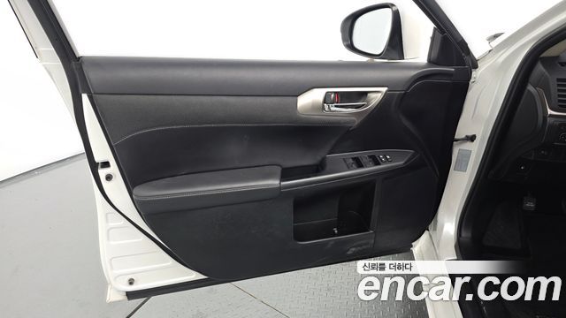 Lexus CT200h 2018 — photo 14
