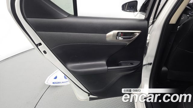 Lexus CT200h 2018 — photo 15