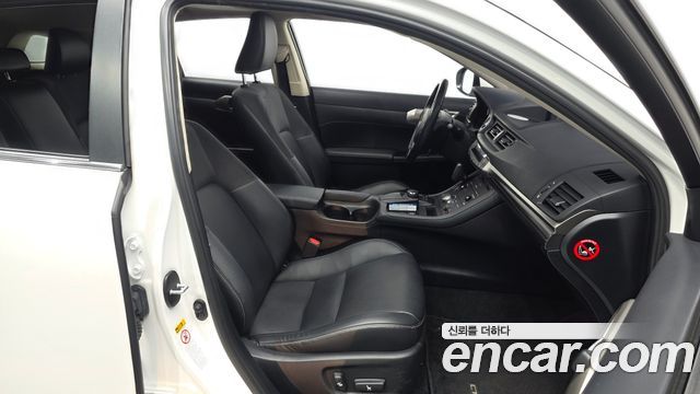 Lexus CT200h 2018 — photo 16