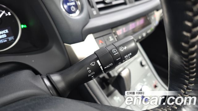 Lexus CT200h 2018 — photo 28