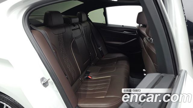 BMW 5-Series 2019 — photo 11
