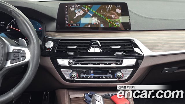 BMW 5-Series 2019 — photo 13