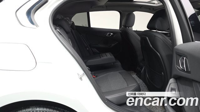 BMW 1-Series 2024 — photo 17