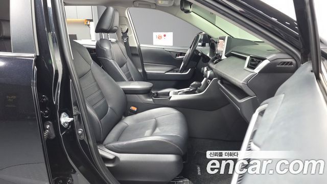 Toyota RAV4 2019 — photo 17