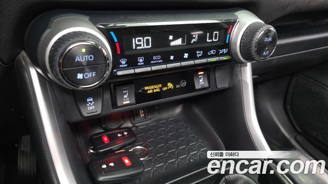 Toyota RAV4 2019 — photo 22