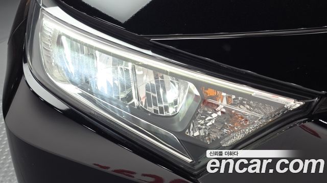Toyota RAV4 2019 — photo 8
