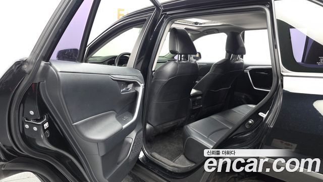 Toyota RAV4 2019 — photo 16