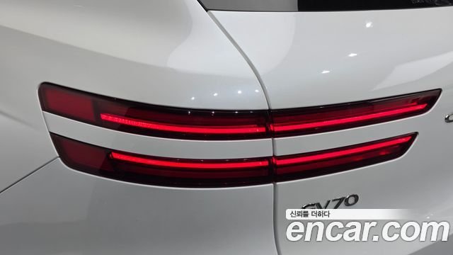 Genesis GV70 2024 — photo 9