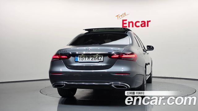 Mercedes-Benz E-Class 2023 — photo 4