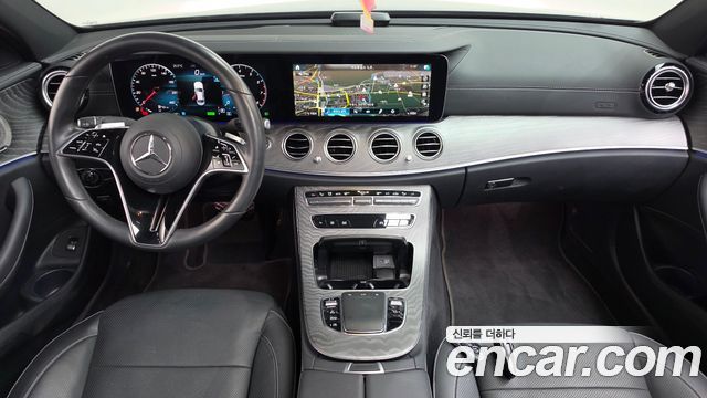 Mercedes-Benz E-Class 2023 — photo 10
