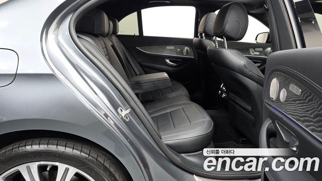 Mercedes-Benz E-Class 2023 — photo 17