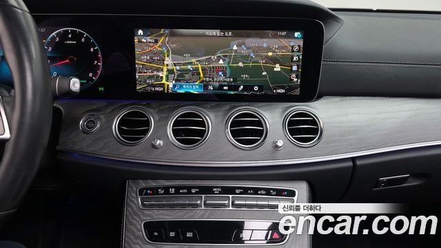 Mercedes-Benz E-Class 2023 — photo 18