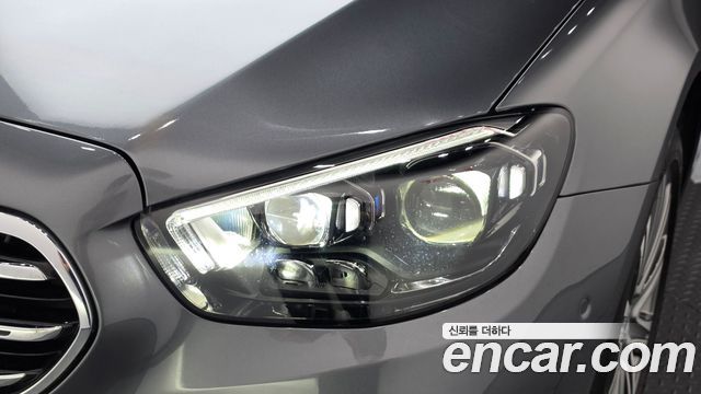 Mercedes-Benz E-Class 2023 — photo 8