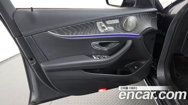 Mercedes-Benz E-Class 2023 — photo 14
