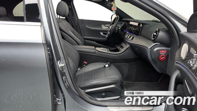 Mercedes-Benz E-Class 2023 — photo 16