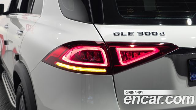 Mercedes-Benz GLE-Class 2022 — photo 9