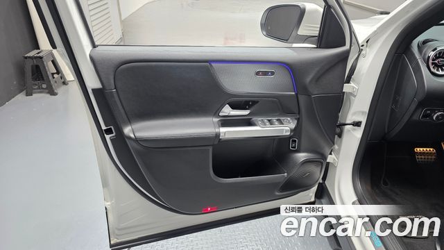 Mercedes-Benz EQB 2022 — photo 14