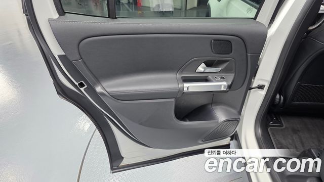 Mercedes-Benz EQB 2022 — photo 15