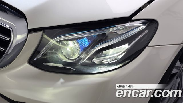 Mercedes-Benz E-Class 2017 — photo 8