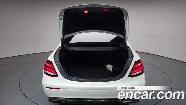 Mercedes-Benz E-Class 2017 — photo 37