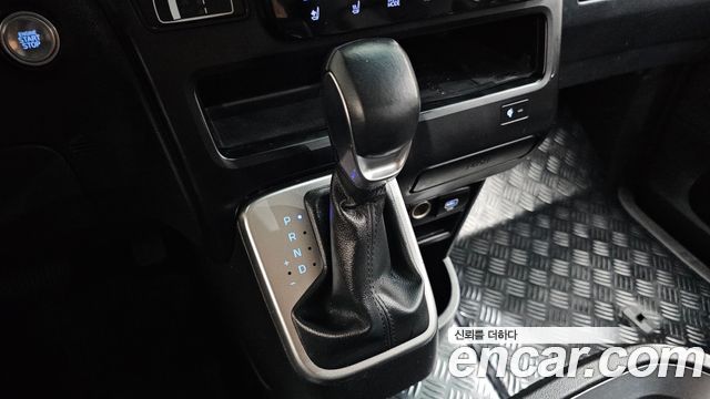 Hyundai Staria 2025 — photo 12